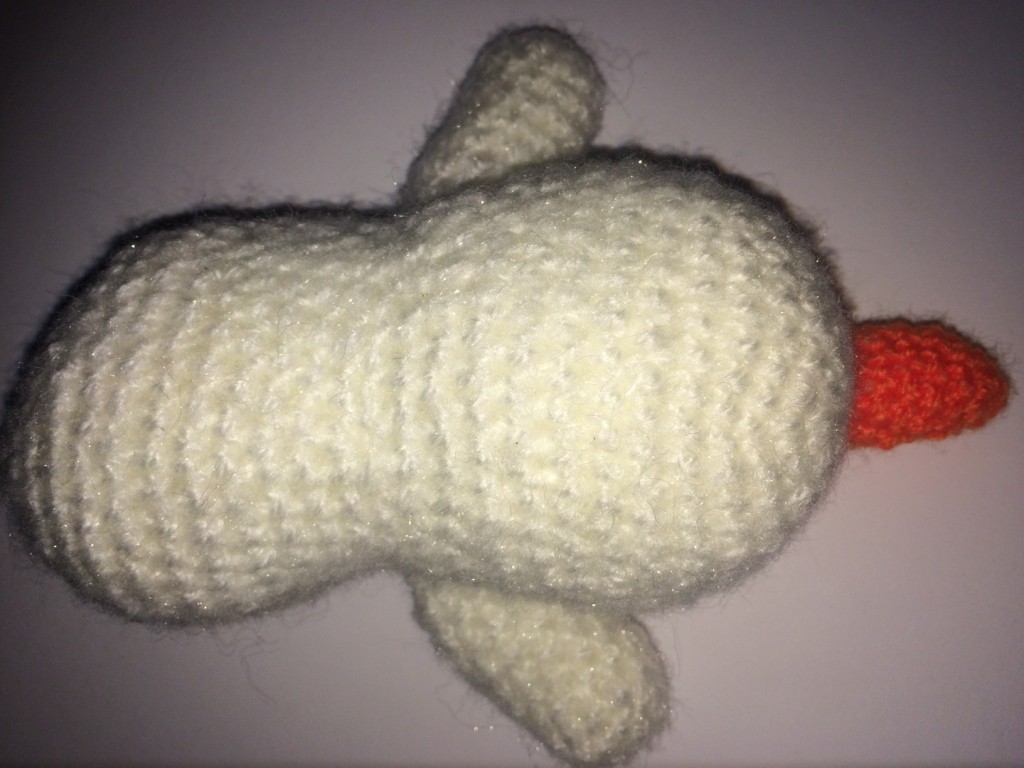 Blog-Inhaltsbild für 'Kostenlose Häkelanleitung - Kleiner liegender Schneemann'