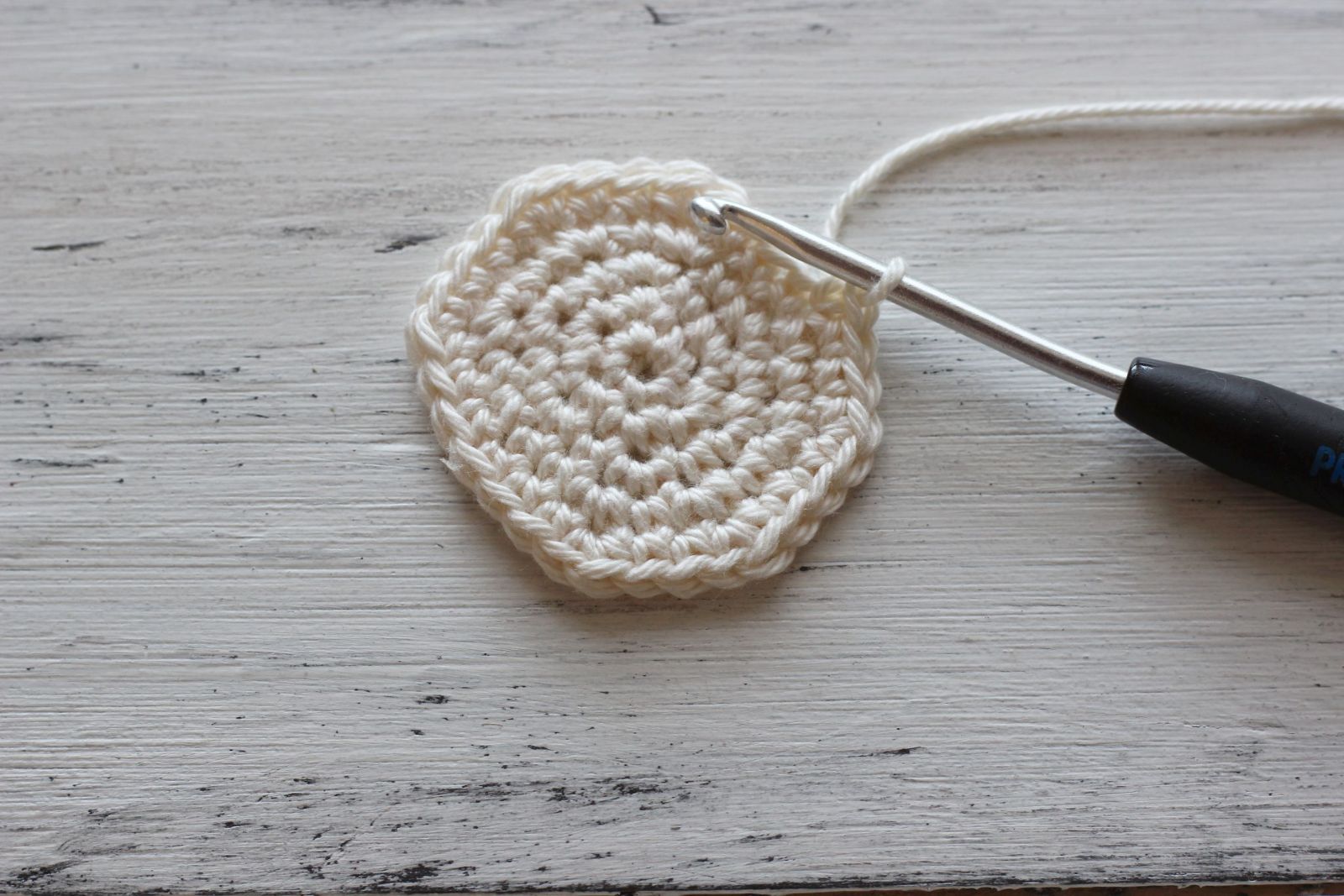 Blog-Inhaltsbild für 'Puppe häkeln. Kostenlose Anleitung für Erdbeerpuppe'