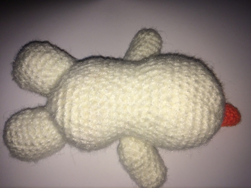 Blog-Inhaltsbild für 'Kostenlose Häkelanleitung - Kleiner liegender Schneemann'