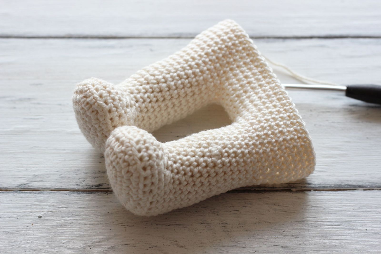 Blog-Inhaltsbild für 'Puppe häkeln. Kostenlose Anleitung für Erdbeerpuppe'