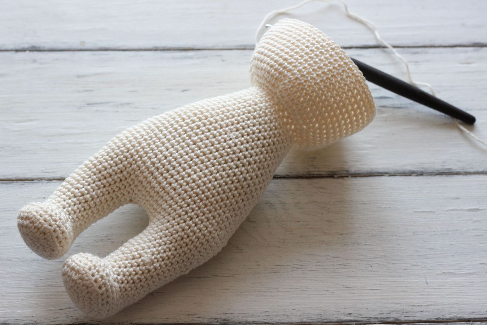 Blog-Inhaltsbild für 'Puppe häkeln. Kostenlose Anleitung für Erdbeerpuppe'