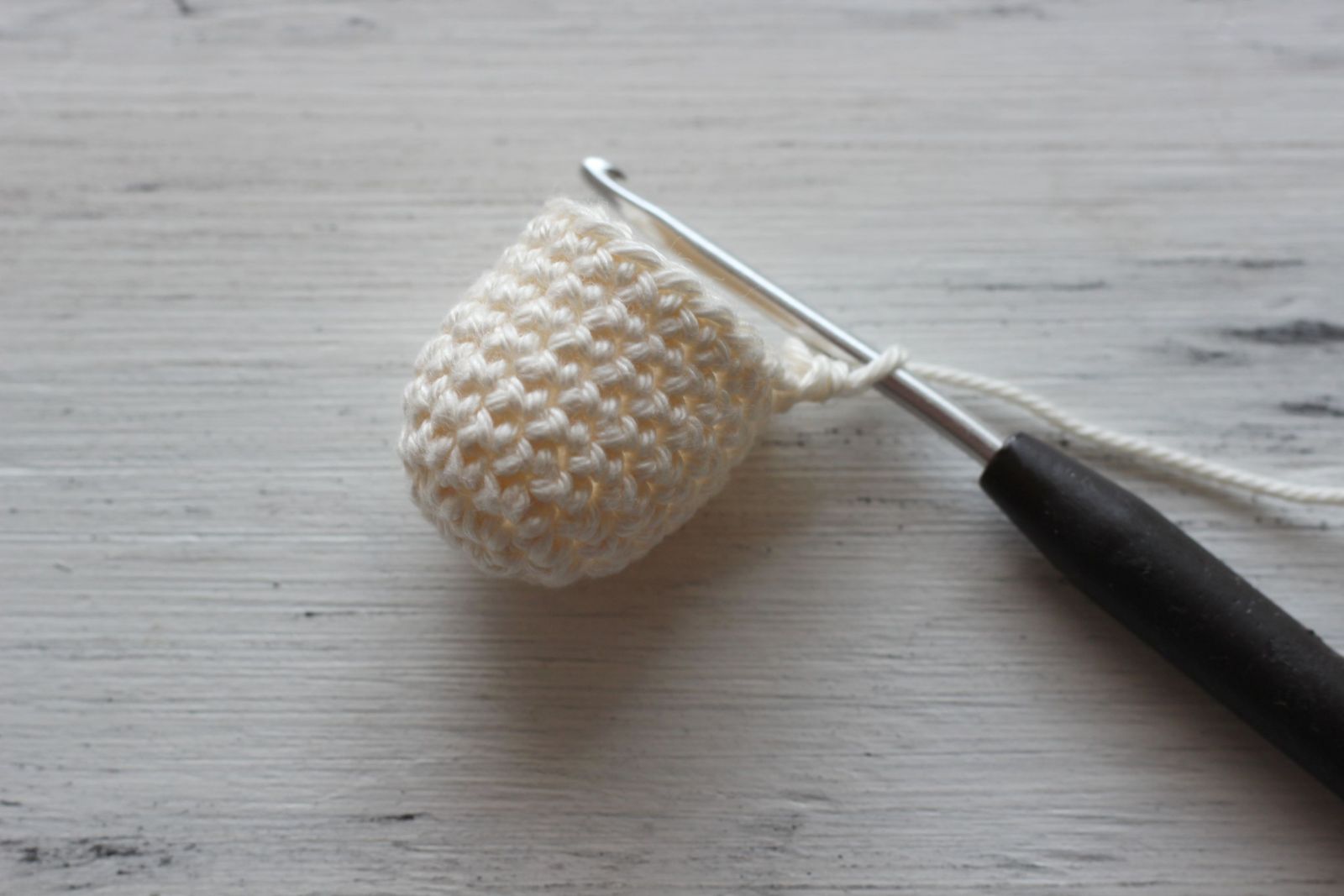 Blog-Inhaltsbild für 'Puppe häkeln. Kostenlose Anleitung für Erdbeerpuppe'