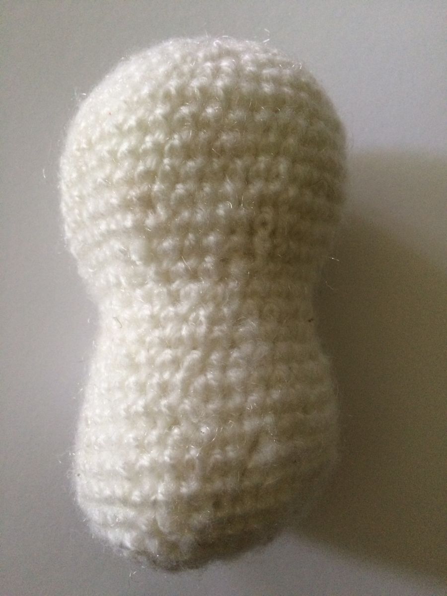 Blog-Inhaltsbild für 'Kostenlose Häkelanleitung - Kleiner liegender Schneemann'