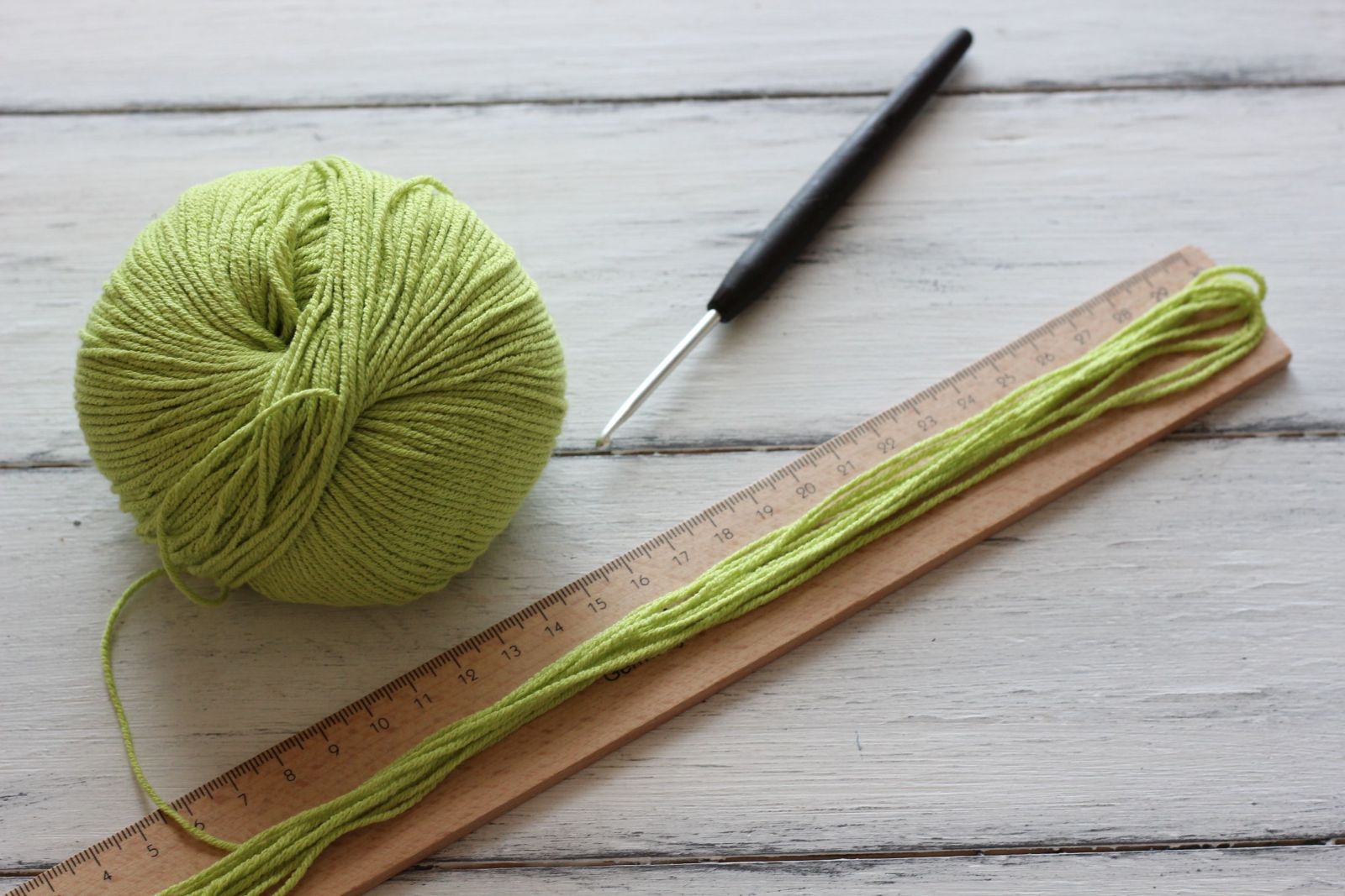 Blog-Inhaltsbild für 'Puppe häkeln. Kostenlose Anleitung für Erdbeerpuppe'