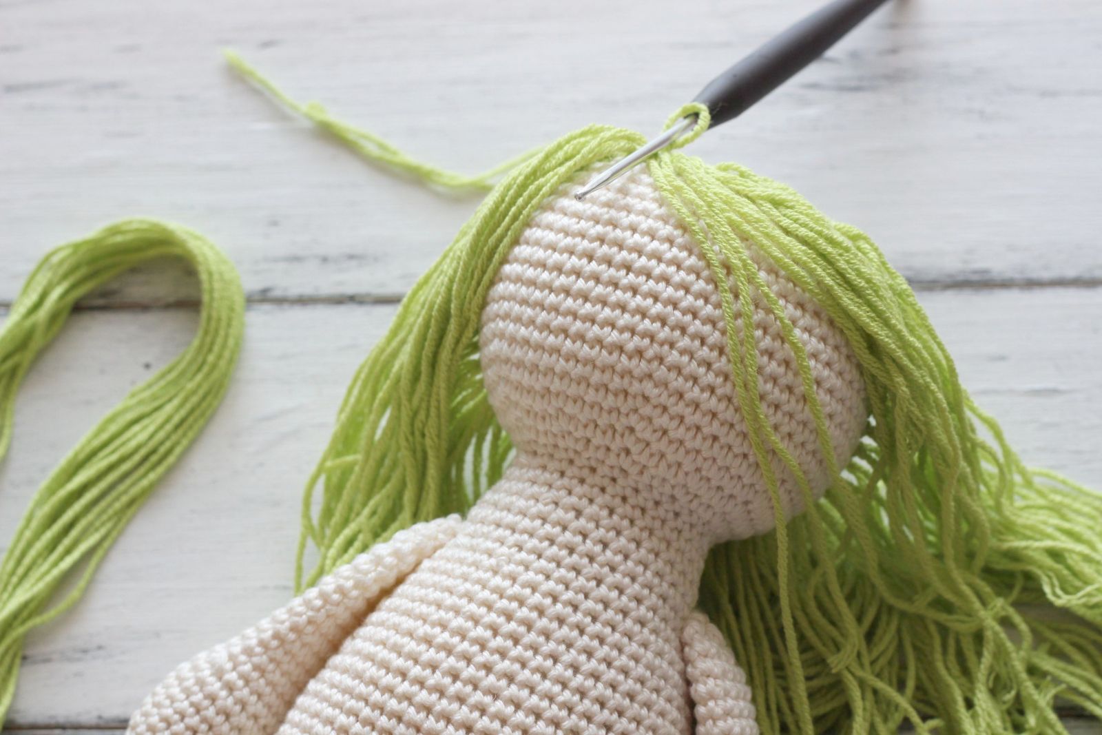 Blog-Inhaltsbild für 'Puppe häkeln. Kostenlose Anleitung für Erdbeerpuppe'