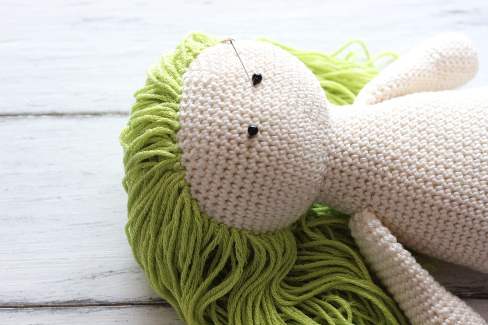 Blog-Inhaltsbild für 'Puppe häkeln. Kostenlose Anleitung für Erdbeerpuppe'