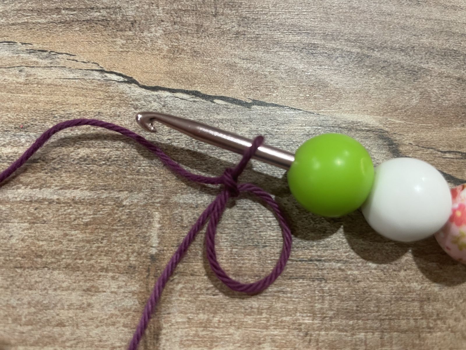 Blog-Inhaltsbild für 'Kleine gehäkelte Tischdeko für Silvester - Glückskekse mit Wunschzettel & schlichte Besteckhalter mit Hufeisen'