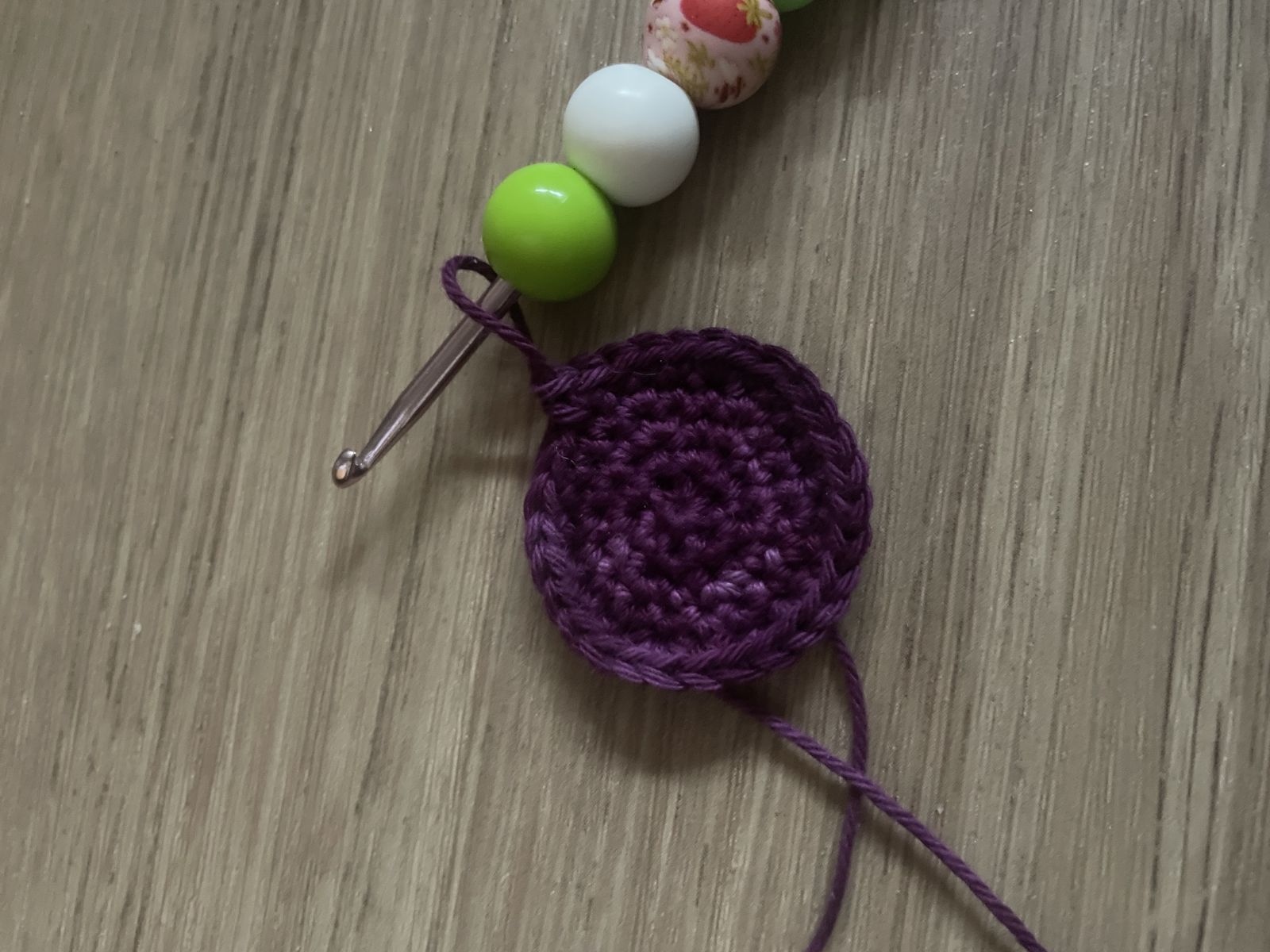 Blog-Inhaltsbild für 'Kleine gehäkelte Tischdeko für Silvester - Glückskekse mit Wunschzettel & schlichte Besteckhalter mit Hufeisen'