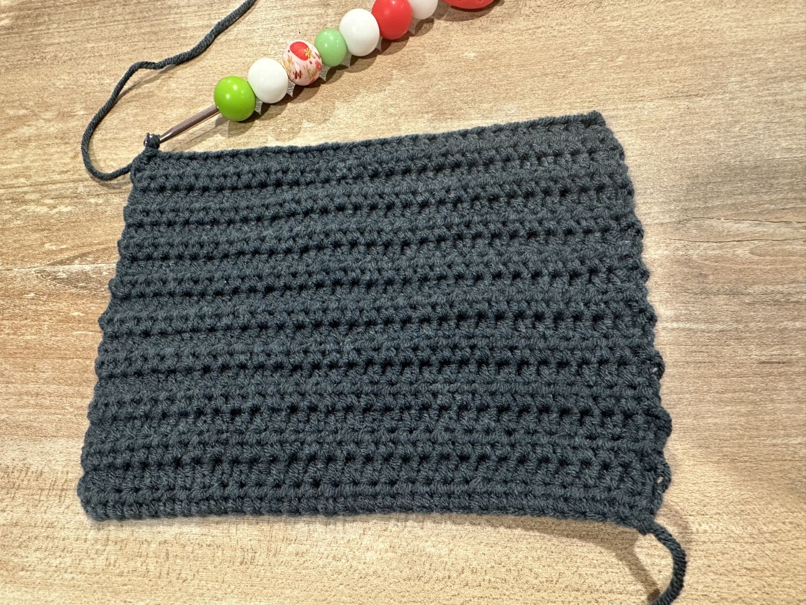 Blog-Inhaltsbild für 'Kleine gehäkelte Tischdeko für Silvester - Glückskekse mit Wunschzettel & schlichte Besteckhalter mit Hufeisen'