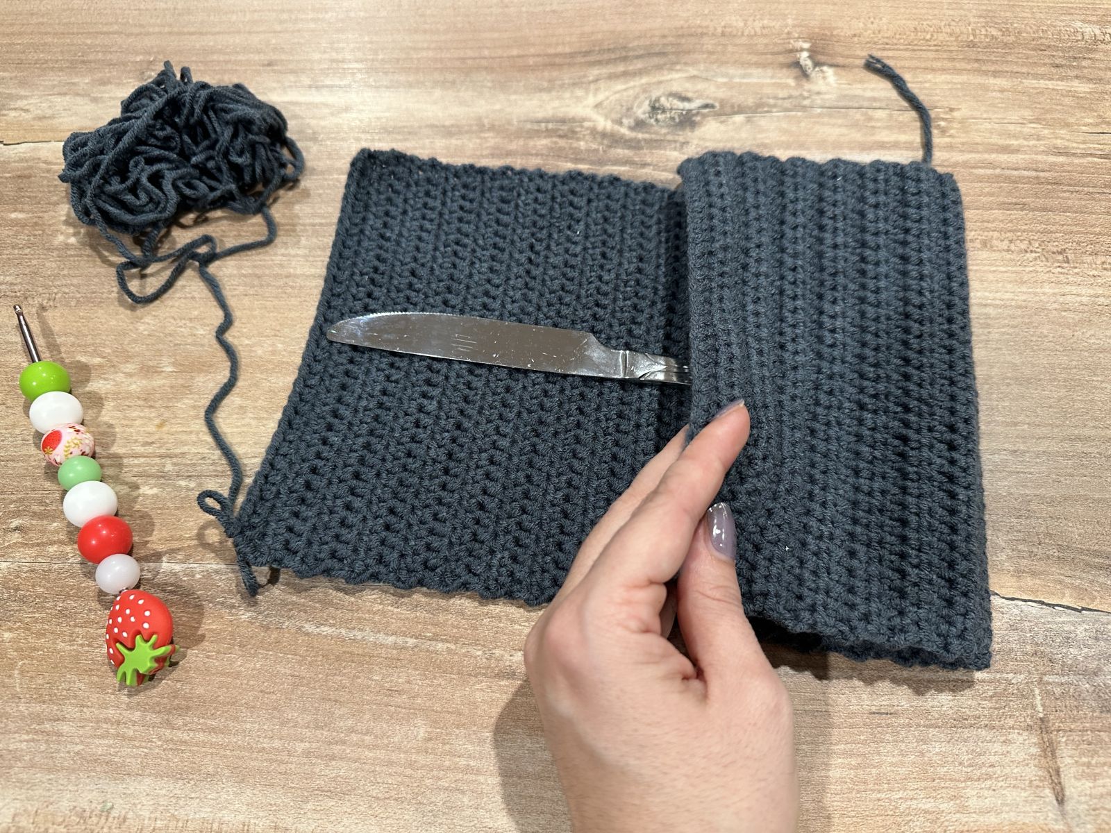 Blog-Inhaltsbild für 'Kleine gehäkelte Tischdeko für Silvester - Glückskekse mit Wunschzettel & schlichte Besteckhalter mit Hufeisen'