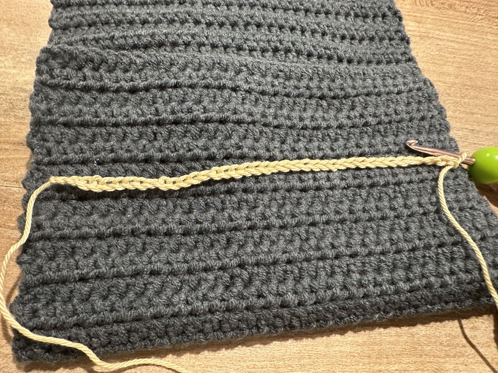 Blog-Inhaltsbild für 'Kleine gehäkelte Tischdeko für Silvester - Glückskekse mit Wunschzettel & schlichte Besteckhalter mit Hufeisen'