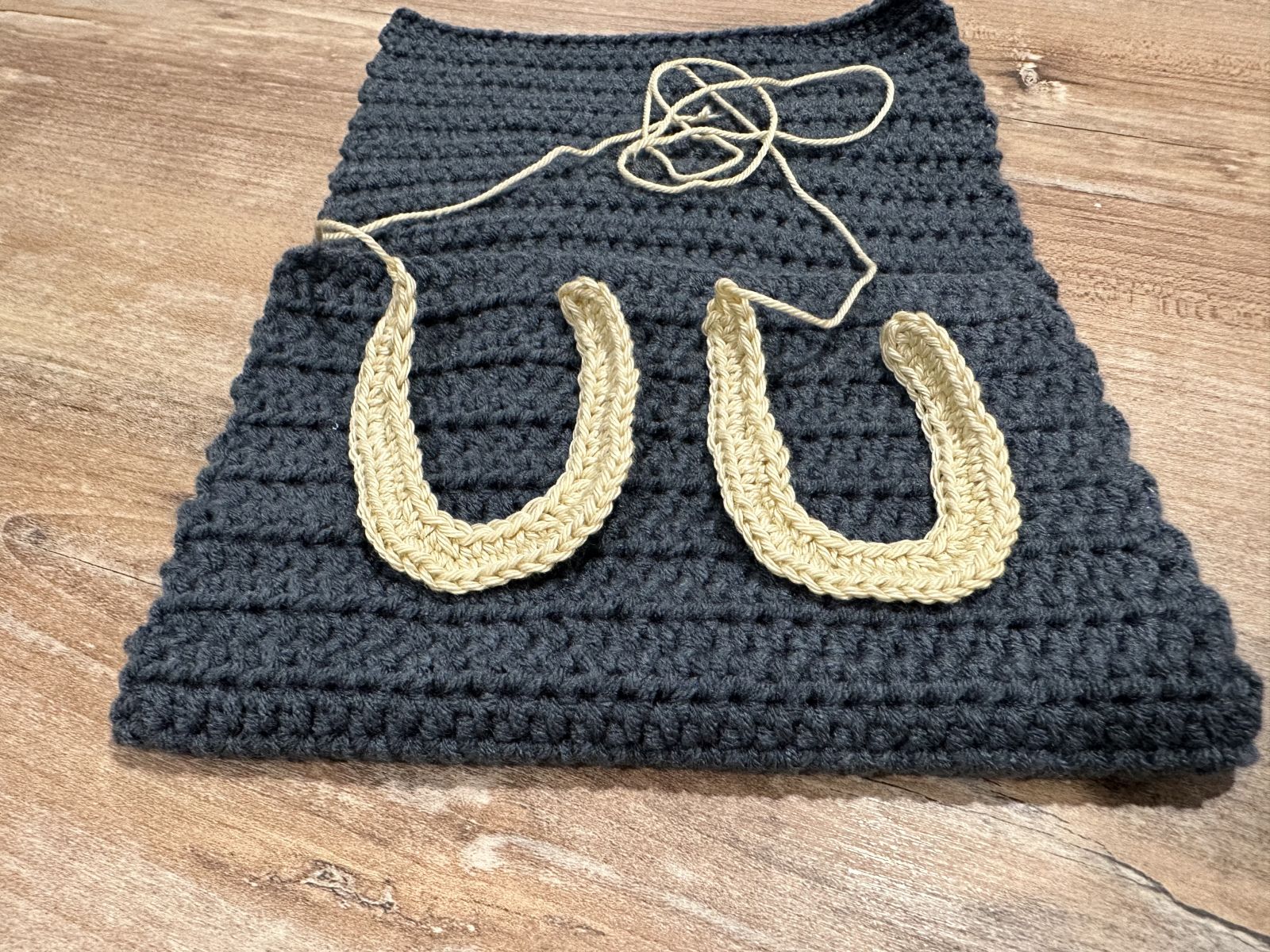 Blog content image for 'Small Crocheted Table Decorations for New Year’s Eve – Fortune Cookies with Wishes & Simple Cutlery Holders with Horseshoes'