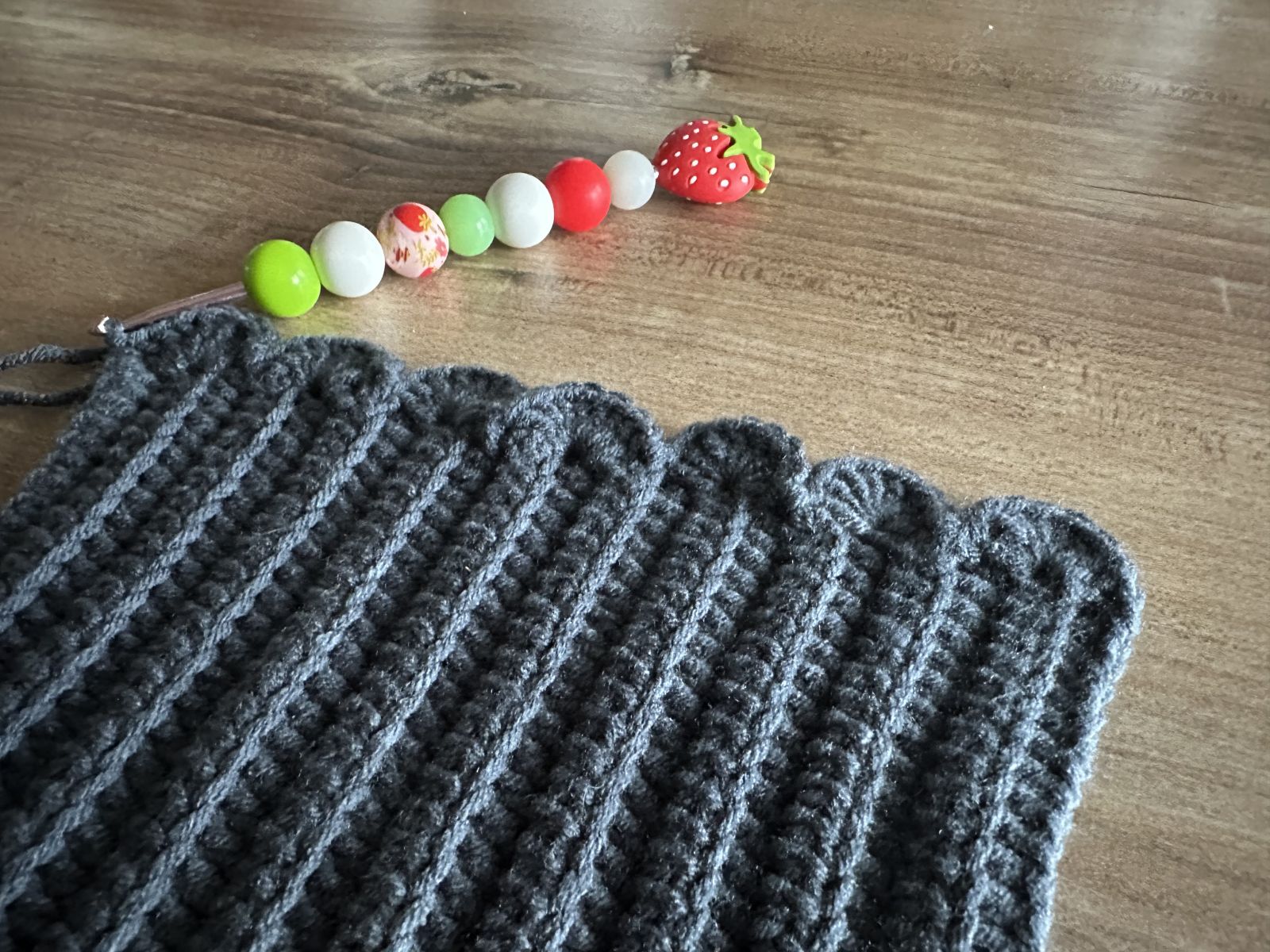 Blog-Inhaltsbild für 'Was das Häkeln ins hintere Maschenglied wirklich bewirkt'