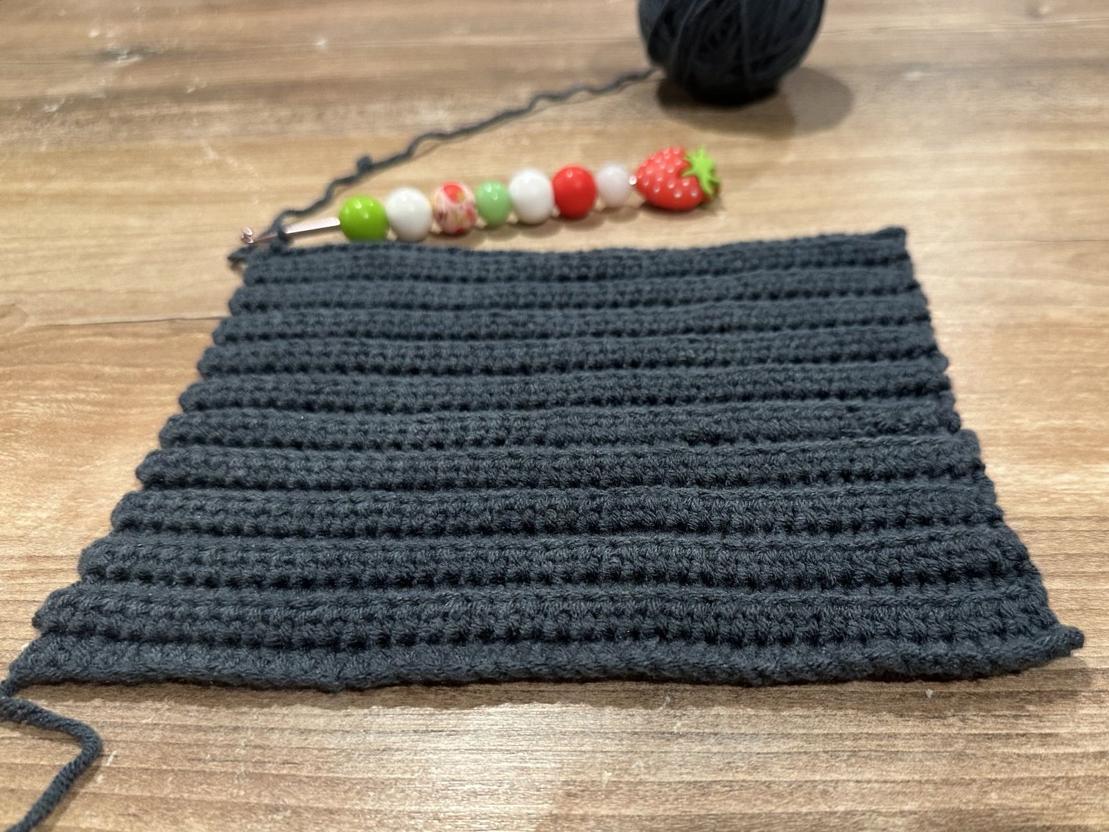 Blog-Inhaltsbild für 'Was das Häkeln ins hintere Maschenglied wirklich bewirkt'