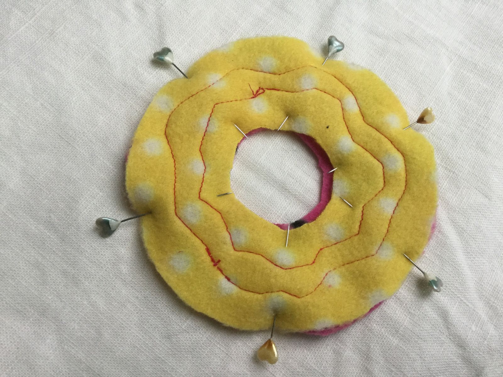 Blog-Inhaltsbild für 'Kostenlose Nähanleitung Donut für Kaufmannsladen, Kinderküche oder als Nadelkissen'