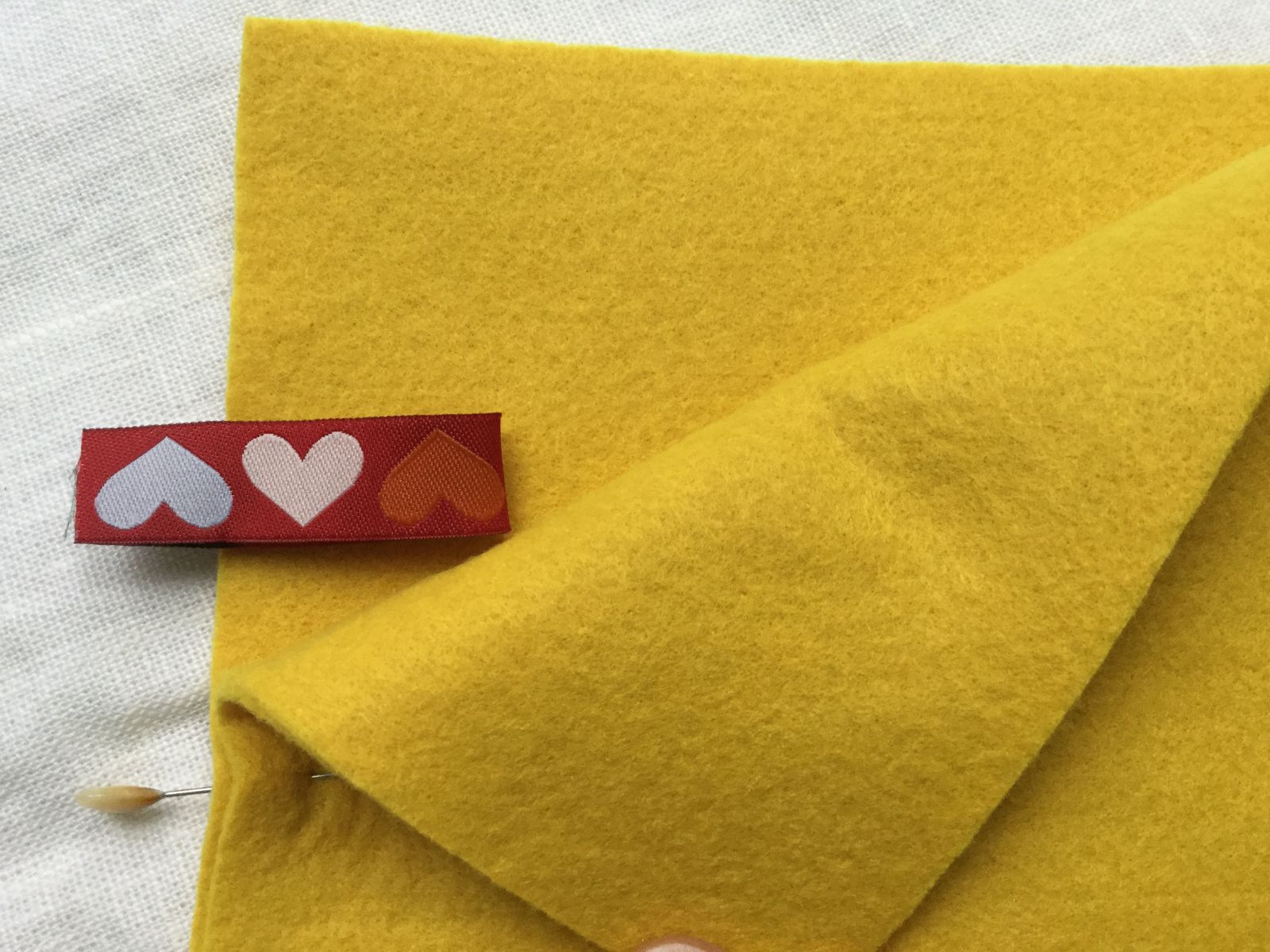 Blog-Inhaltsbild für 'Kostenlose Nähanleitung: Schnelles Utensilo aus Filz mit Origamiecken'