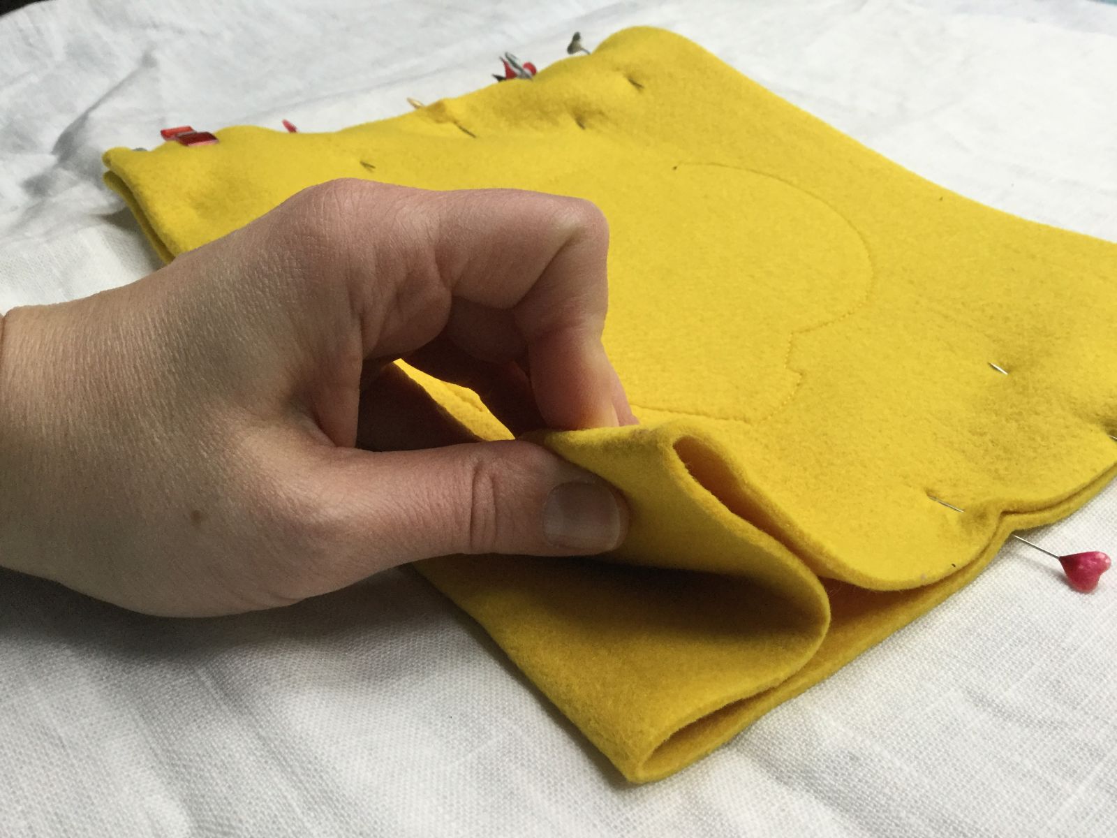 Blog-Inhaltsbild für 'Kostenlose Nähanleitung: Schnelles Utensilo aus Filz mit Origamiecken'