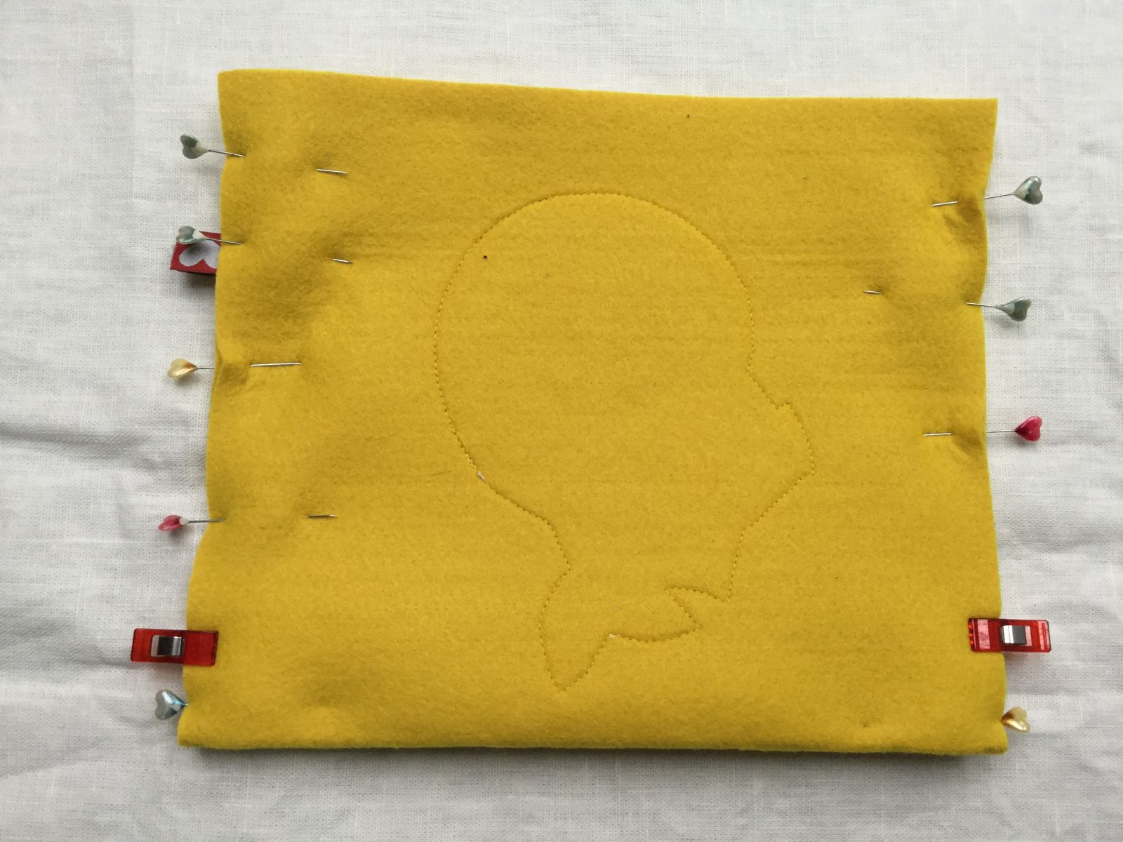 Blog-Inhaltsbild für 'Kostenlose Nähanleitung: Schnelles Utensilo aus Filz mit Origamiecken'