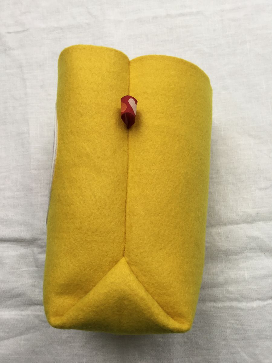 Blog-Inhaltsbild für 'Kostenlose Nähanleitung: Schnelles Utensilo aus Filz mit Origamiecken'