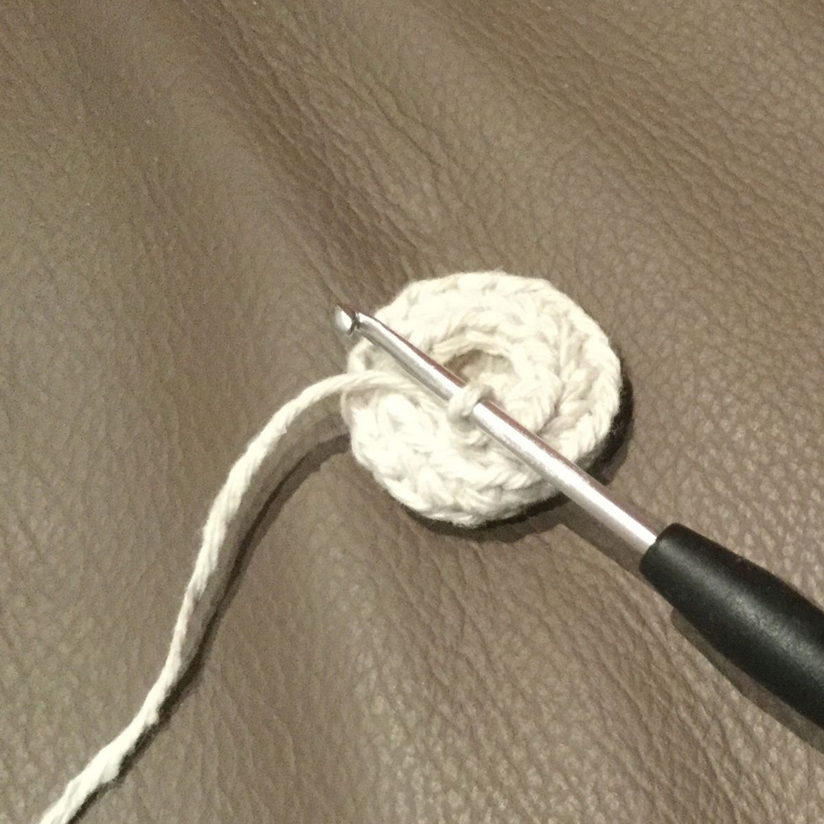 Blog-Inhaltsbild für 'kostenlose Häkelanleitung „Taschenbaumler Garnrollen“'