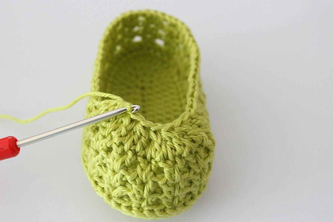 Blog content image for 'Free Crochet Pattern for Daisy Baby Booties'
