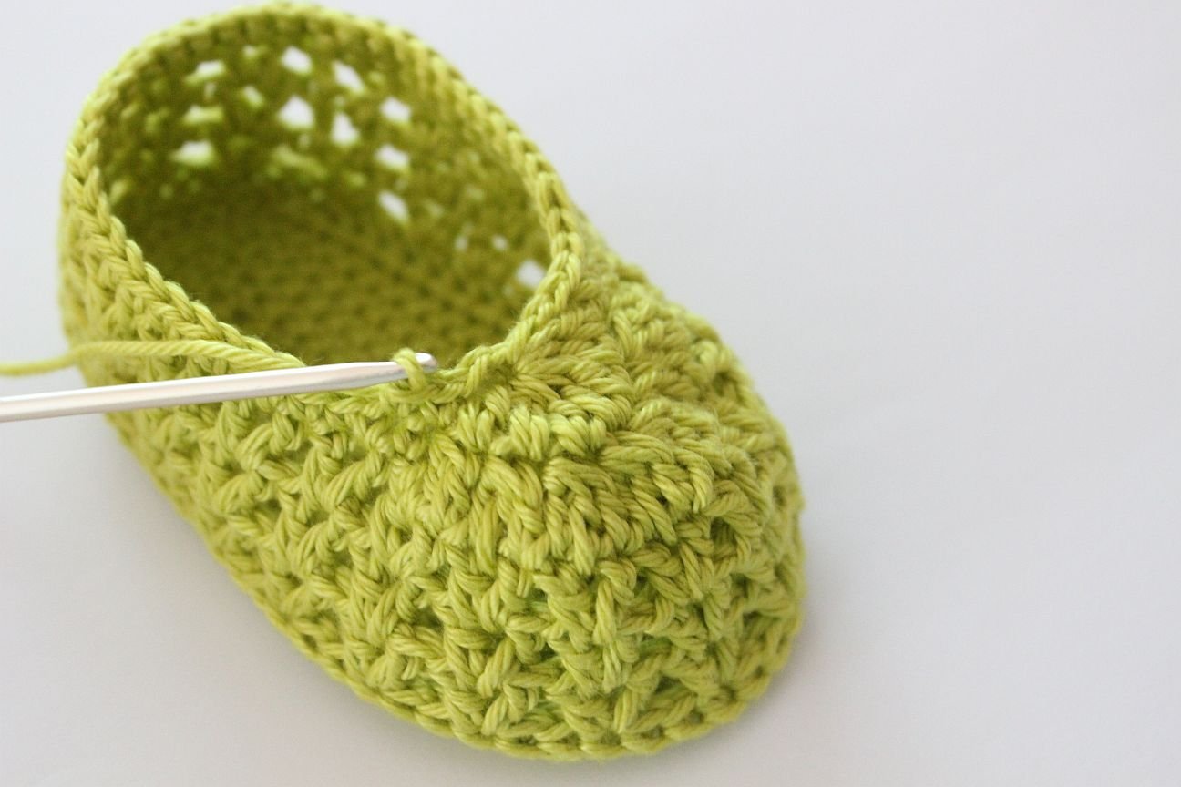 Blog content image for 'Free Crochet Pattern for Daisy Baby Booties'