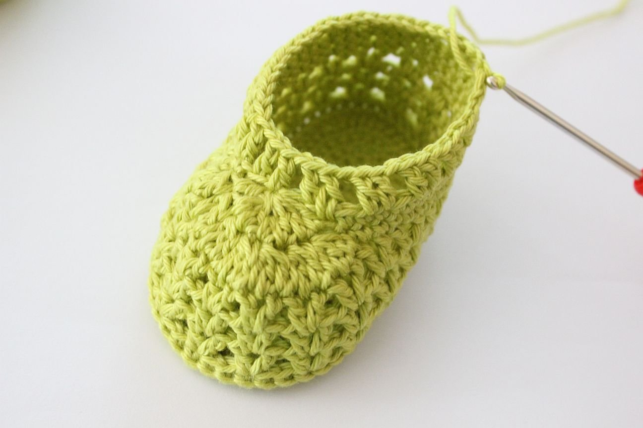 Blog content image for 'Free Crochet Pattern for Daisy Baby Booties'
