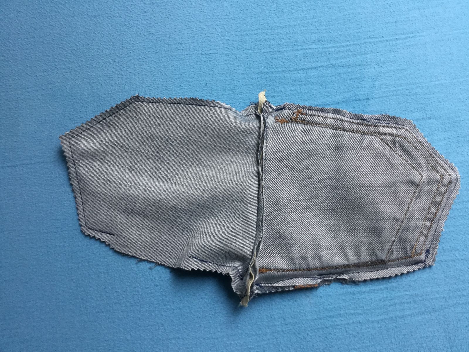 Blog-Inhaltsbild für 'Kostenlose Nähanleitung Jeans Upcycling Täschchen'