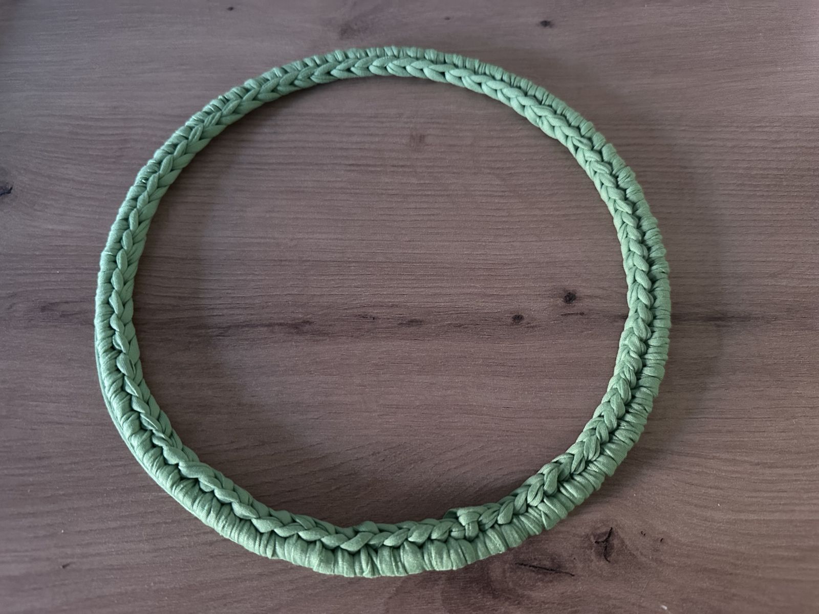 Blog-Inhaltsbild für '🌼 Frühlingsring mit Gänseblümchen häkeln – minimalistische Deko aus T-Shirt-Garn (kostenlose Anleitung)'