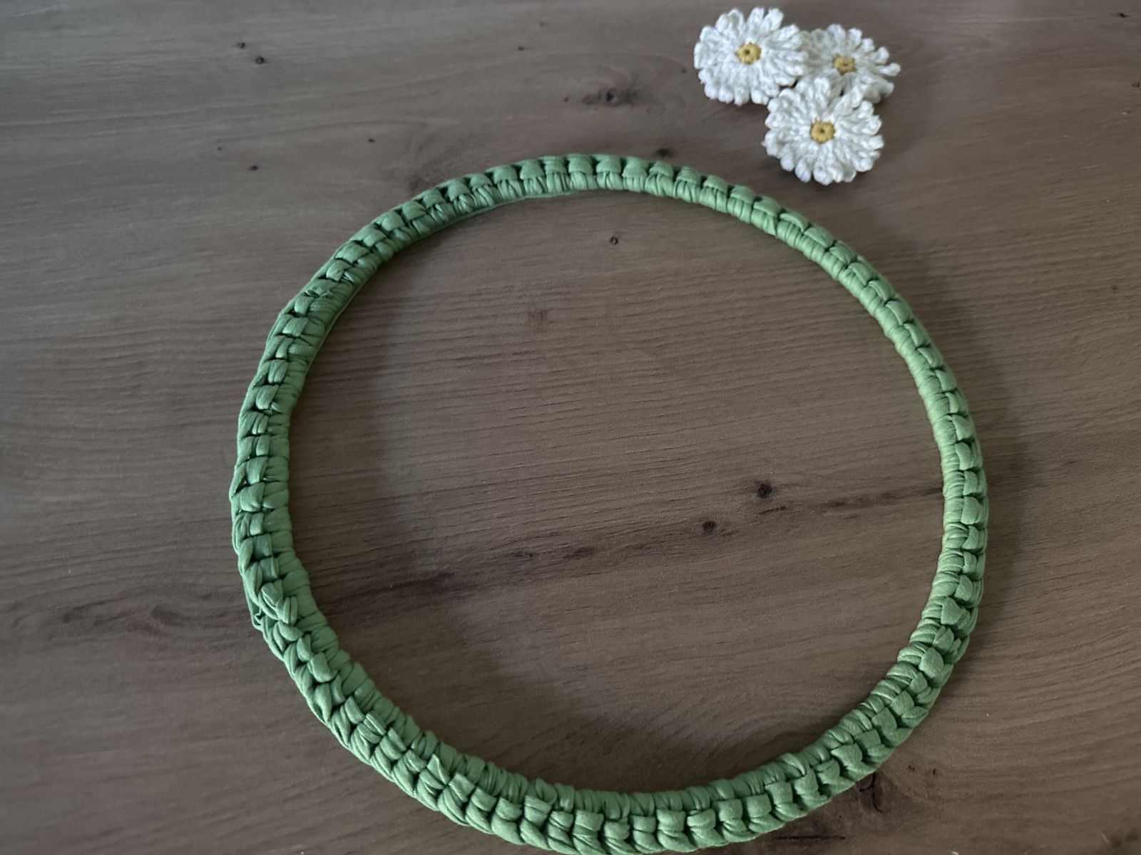 Blog-Inhaltsbild für '🌼 Frühlingsring mit Gänseblümchen häkeln – minimalistische Deko aus T-Shirt-Garn (kostenlose Anleitung)'