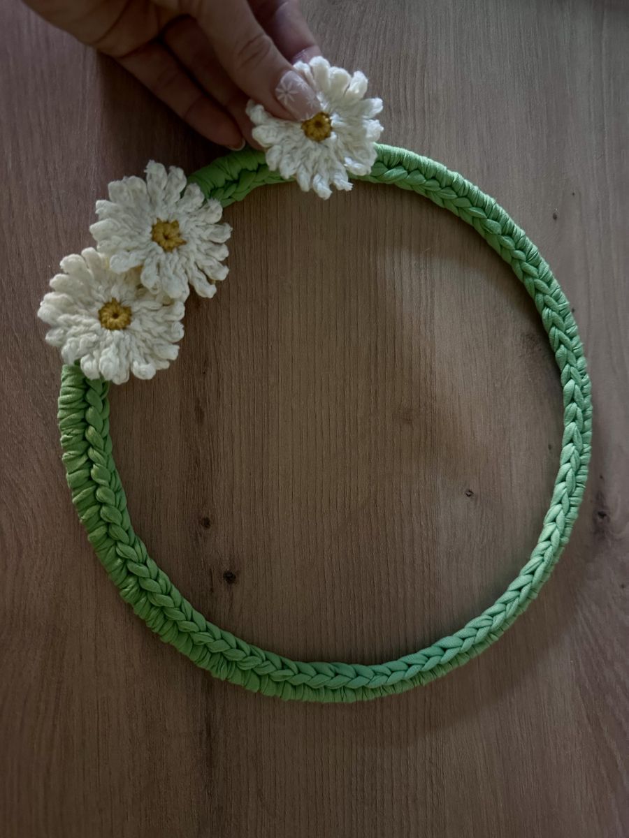 Blog-Inhaltsbild für '🌼 Frühlingsring mit Gänseblümchen häkeln – minimalistische Deko aus T-Shirt-Garn (kostenlose Anleitung)'