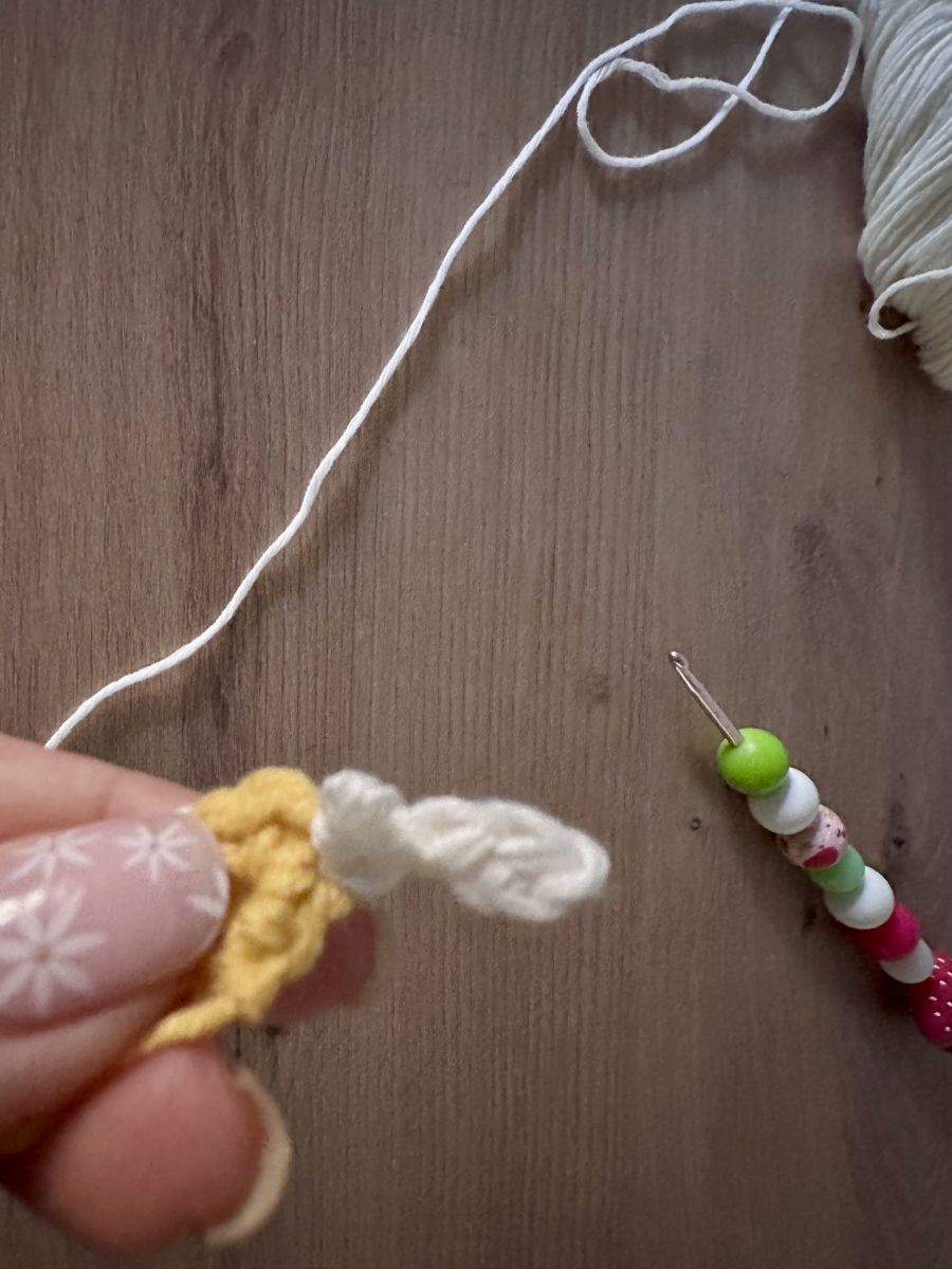 Blog-Inhaltsbild für '🌼 Frühlingsring mit Gänseblümchen häkeln – minimalistische Deko aus T-Shirt-Garn (kostenlose Anleitung)'