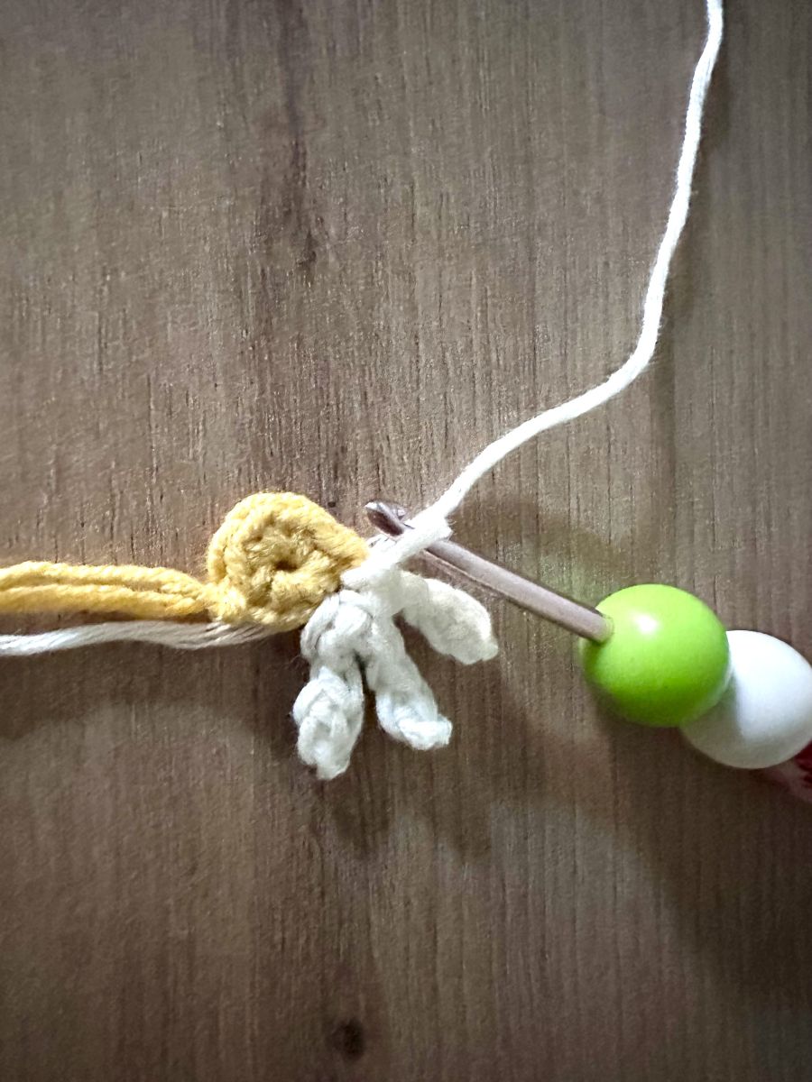 Blog-Inhaltsbild für '🌼 Frühlingsring mit Gänseblümchen häkeln – minimalistische Deko aus T-Shirt-Garn (kostenlose Anleitung)'