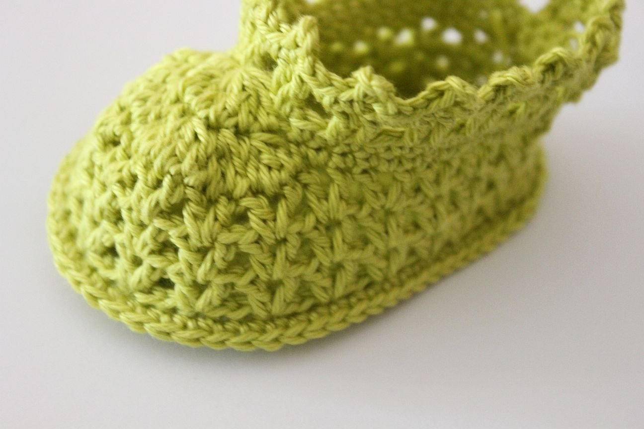 Blog content image for 'Free Crochet Pattern for Daisy Baby Booties'