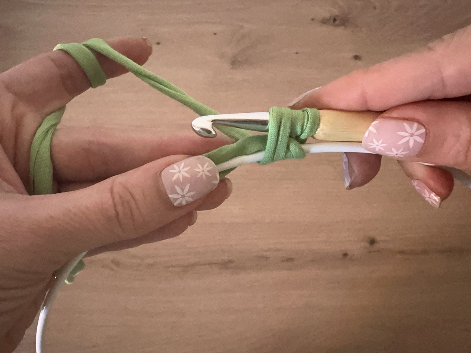 Blog-Inhaltsbild für '🌼 Frühlingsring mit Gänseblümchen häkeln – minimalistische Deko aus T-Shirt-Garn (kostenlose Anleitung)'