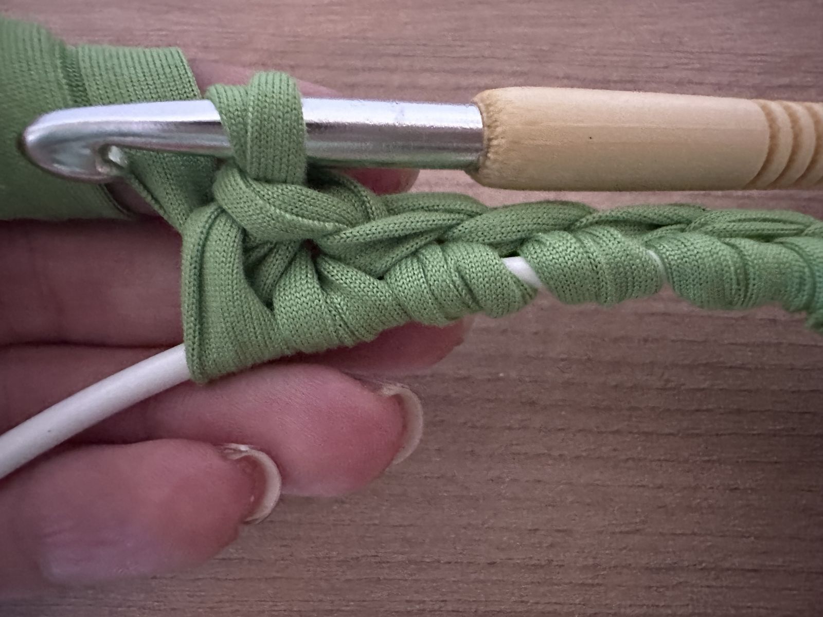 Blog-Inhaltsbild für '🌼 Frühlingsring mit Gänseblümchen häkeln – minimalistische Deko aus T-Shirt-Garn (kostenlose Anleitung)'