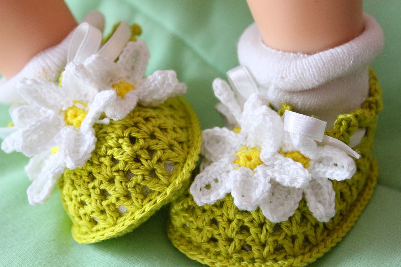 Blog content image for 'Free Crochet Pattern for Daisy Baby Booties'