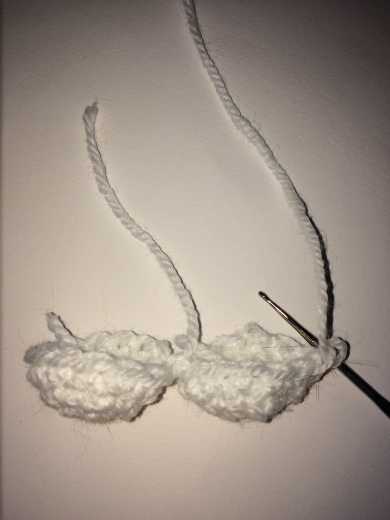 Blog-Inhaltsbild für 'Kostenlose Häkelanleitung - Kleines Schutz-Bärchen auf der Wolke'