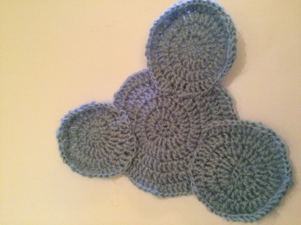 Blog-Inhaltsbild für 'Kostenlose Häkelanleitung - Kleines Schutz-Bärchen auf der Wolke'