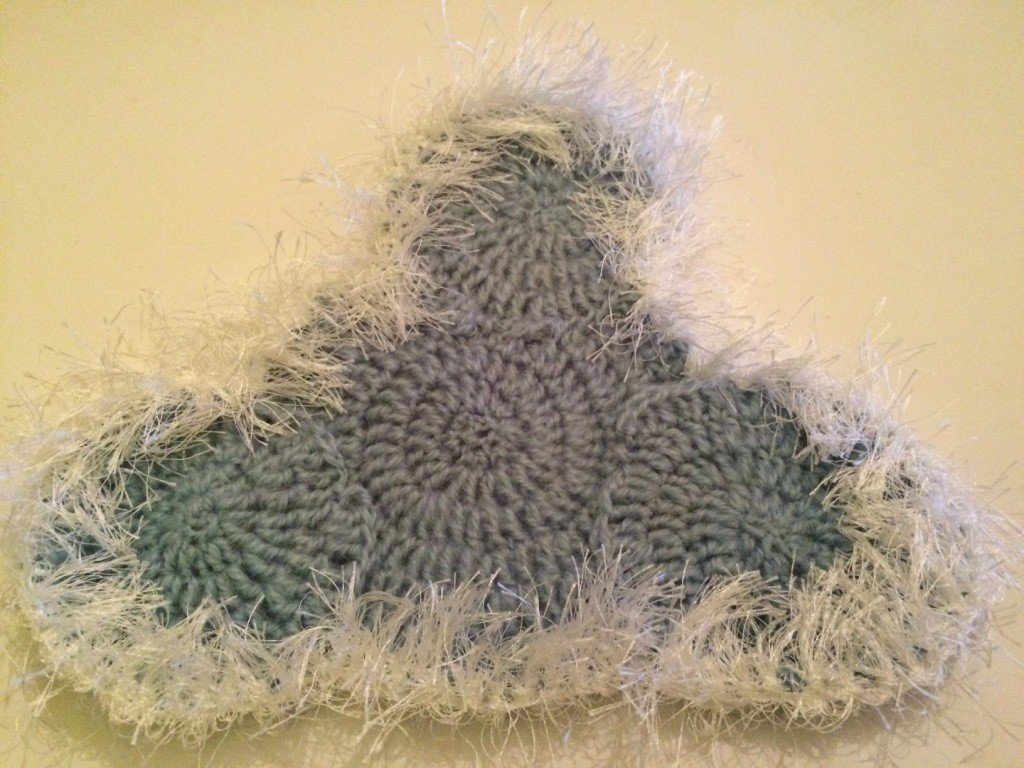 Blog-Inhaltsbild für 'Kostenlose Häkelanleitung - Kleines Schutz-Bärchen auf der Wolke'