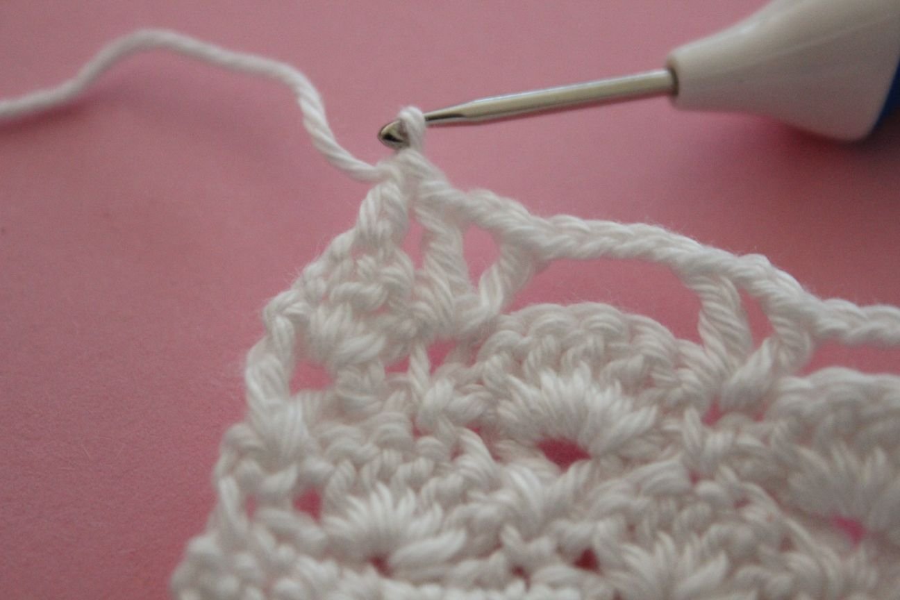 Blog-Inhaltsbild für 'Kostenlose Häkelanleitung für Muscheln Babymützchen'