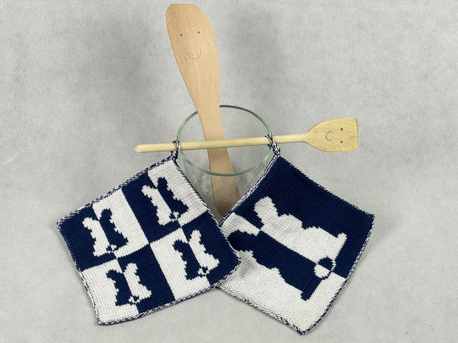 Blog-Inhaltsbild für 'Topflappen stricken im Doubleface Muster – Gratis Anleitung mit Hasenmotiv (auch als Waschlappen oder Schmusetuch geeignet)'