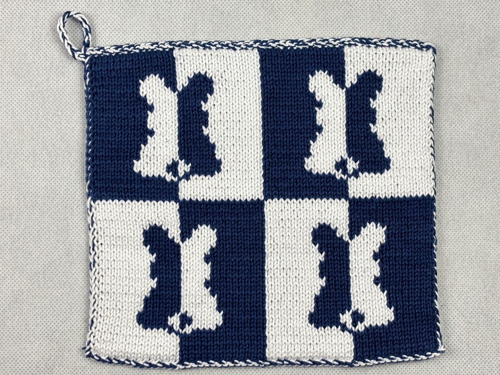 Blog-Inhaltsbild für 'Topflappen stricken im Doubleface Muster – Gratis Anleitung mit Hasenmotiv (auch als Waschlappen oder Schmusetuch geeignet)'