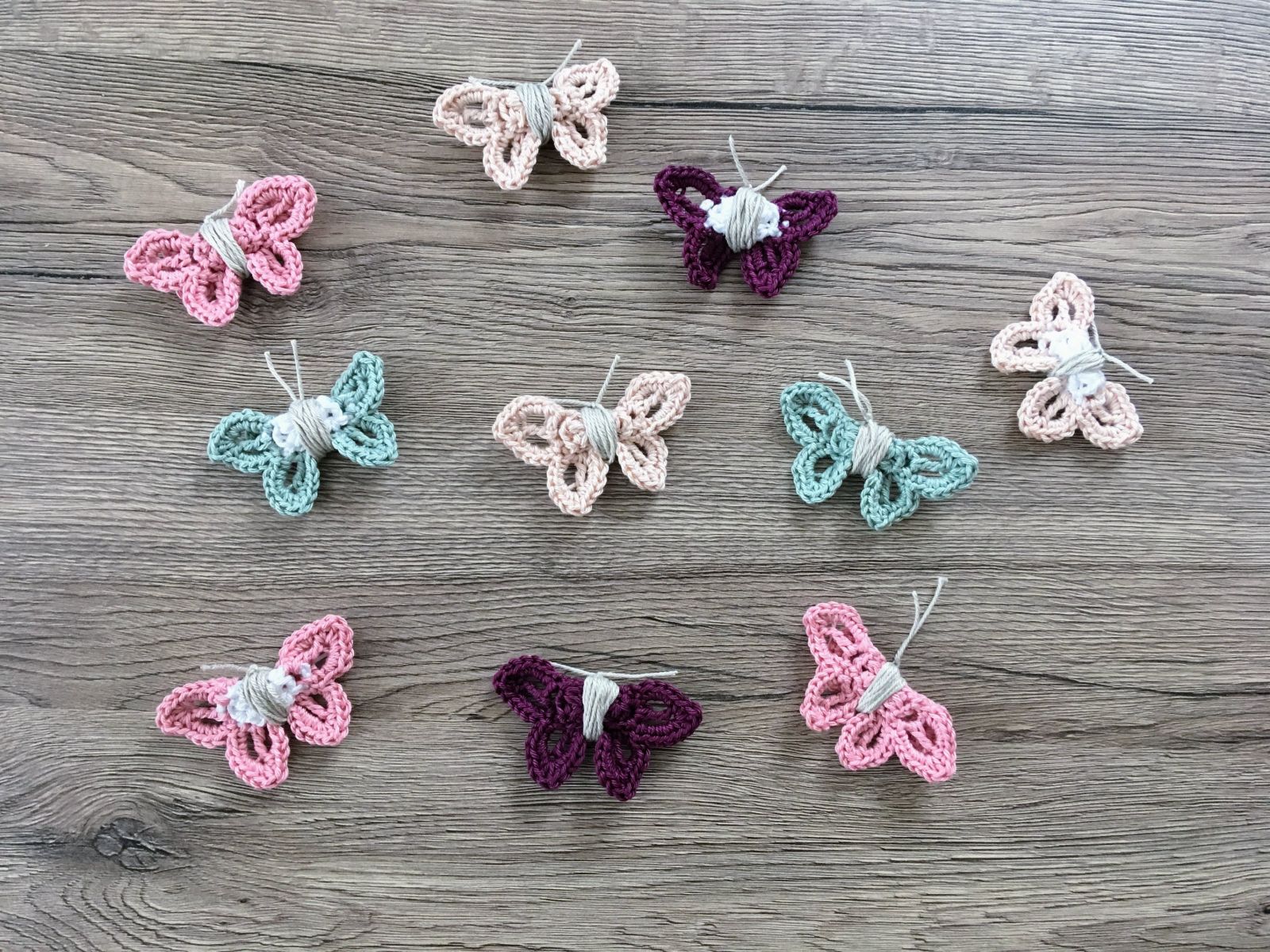 Blog-Inhaltsbild für 'kostenlose Häkelanleitung- Leichtigkeit im Frühling – Der kleine Schmetterling als zarter Begleiter'