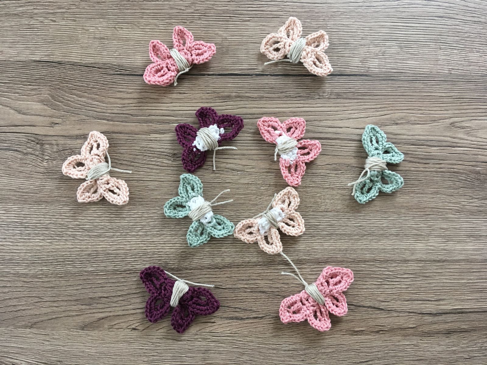 Blog-Inhaltsbild für 'kostenlose Häkelanleitung- Leichtigkeit im Frühling – Der kleine Schmetterling als zarter Begleiter'