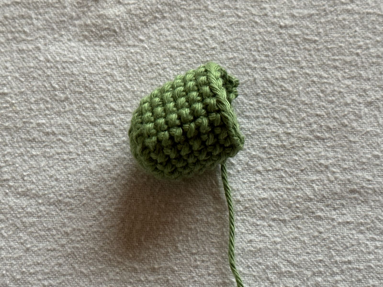 Blog-Inhaltsbild für 'Häkelanleitung für den Melonendino, der quietschen, rasseln oder knistern kann'