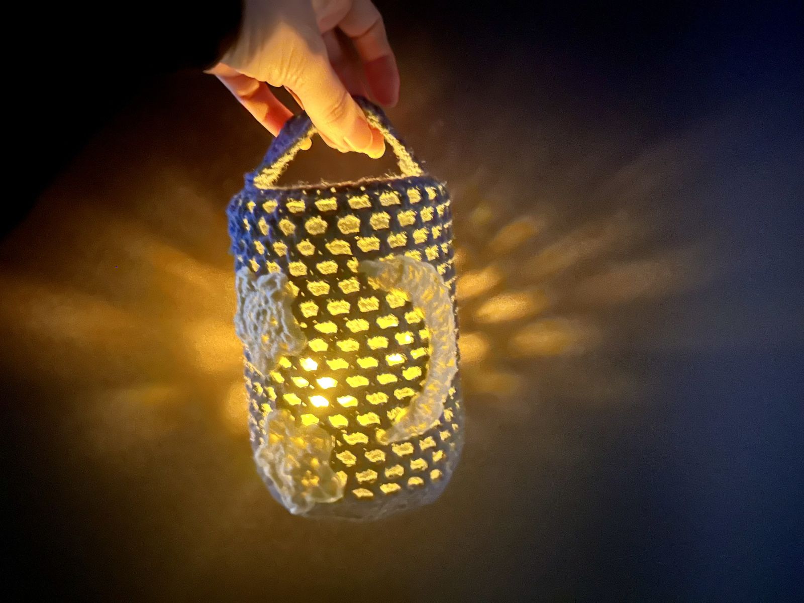 Blog-Inhaltsbild für 'Laterne häkeln für Sankt Martin – kostenlose Anleitung mit Upcycling-Idee'