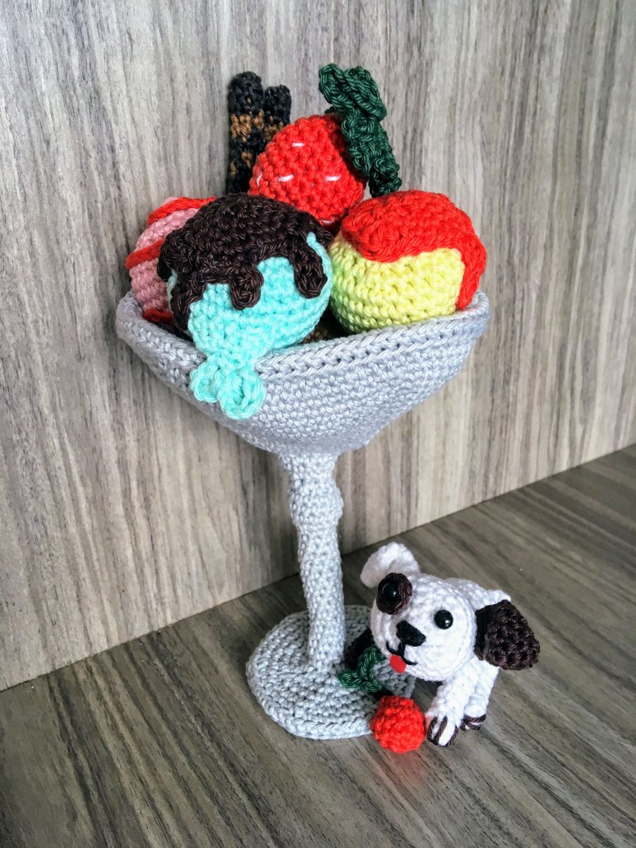 Blog-Inhaltsbild für 'Eisbecher mit Hund, kostenlose Häkelanleitung'