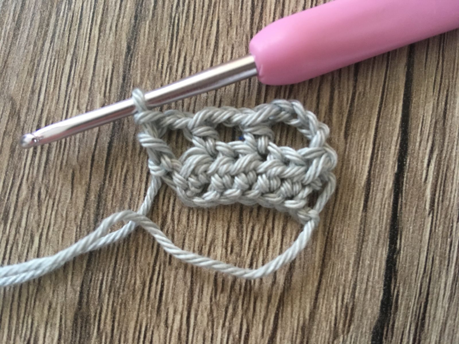 Blog-Inhaltsbild für 'Haarband Mia, kostenlose Häkelanleitung'