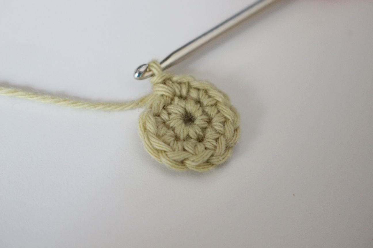 Blog-Inhaltsbild für 'Kostenlose Häkelanleitung für Ü-Ei Blume'
